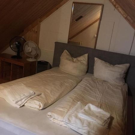 Zimmer Im Dachgeschoss ไคเซอร์สเลาเทิร์น ภายนอก รูปภาพ