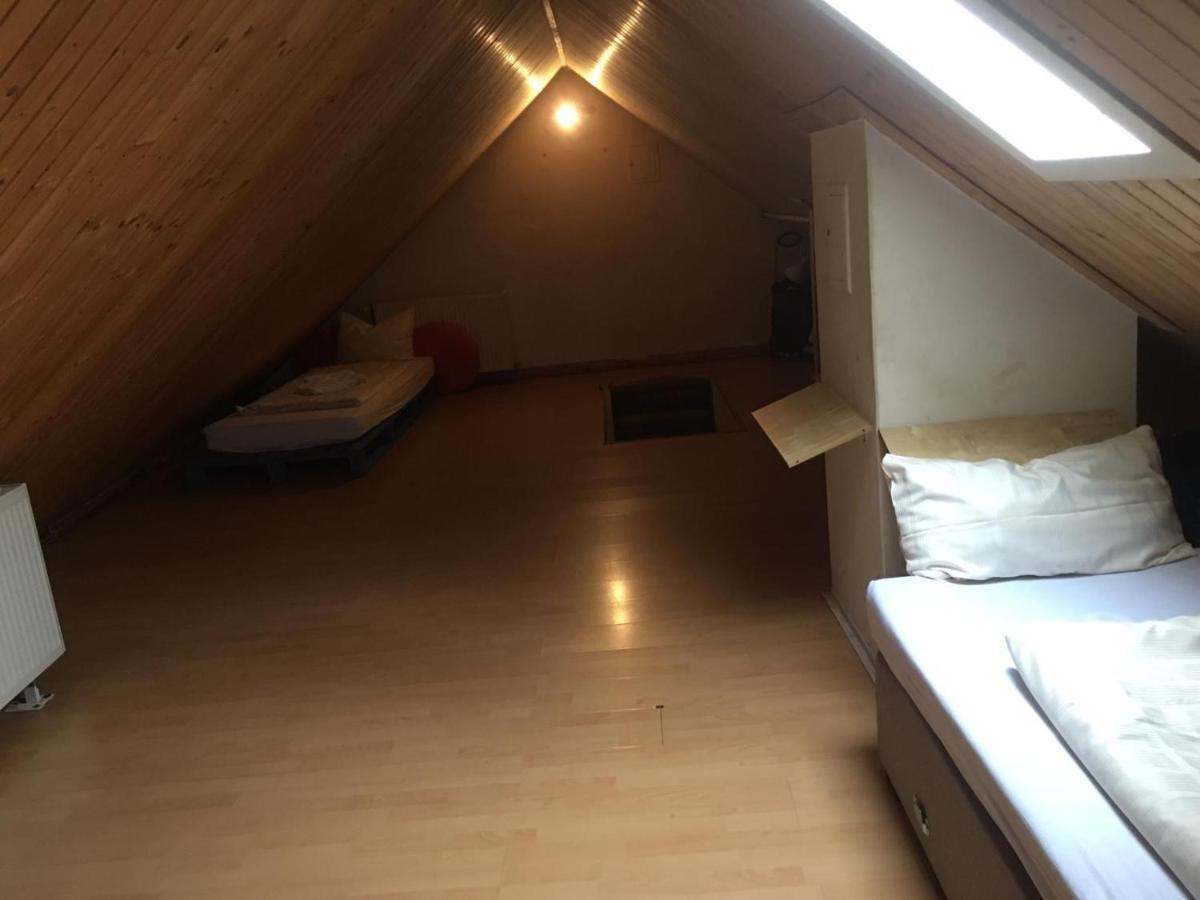 Zimmer Im Dachgeschoss ไคเซอร์สเลาเทิร์น ภายนอก รูปภาพ
