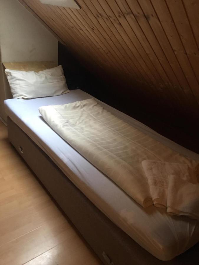 Zimmer Im Dachgeschoss ไคเซอร์สเลาเทิร์น ภายนอก รูปภาพ
