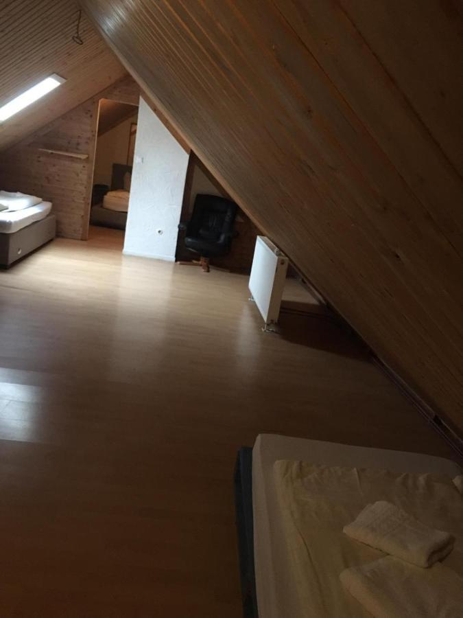 Zimmer Im Dachgeschoss ไคเซอร์สเลาเทิร์น ภายนอก รูปภาพ