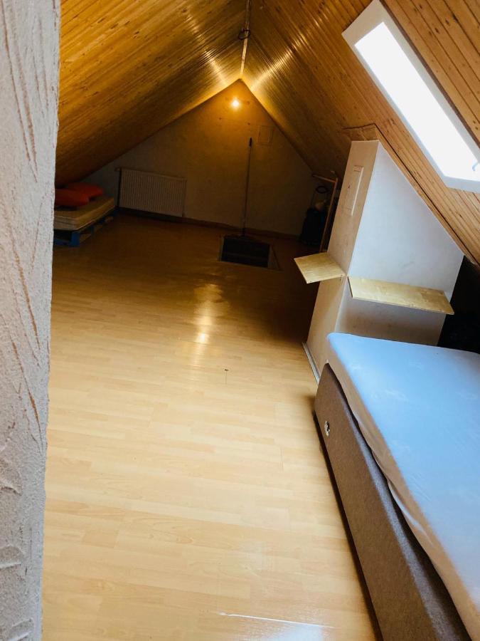 Zimmer Im Dachgeschoss ไคเซอร์สเลาเทิร์น ภายนอก รูปภาพ