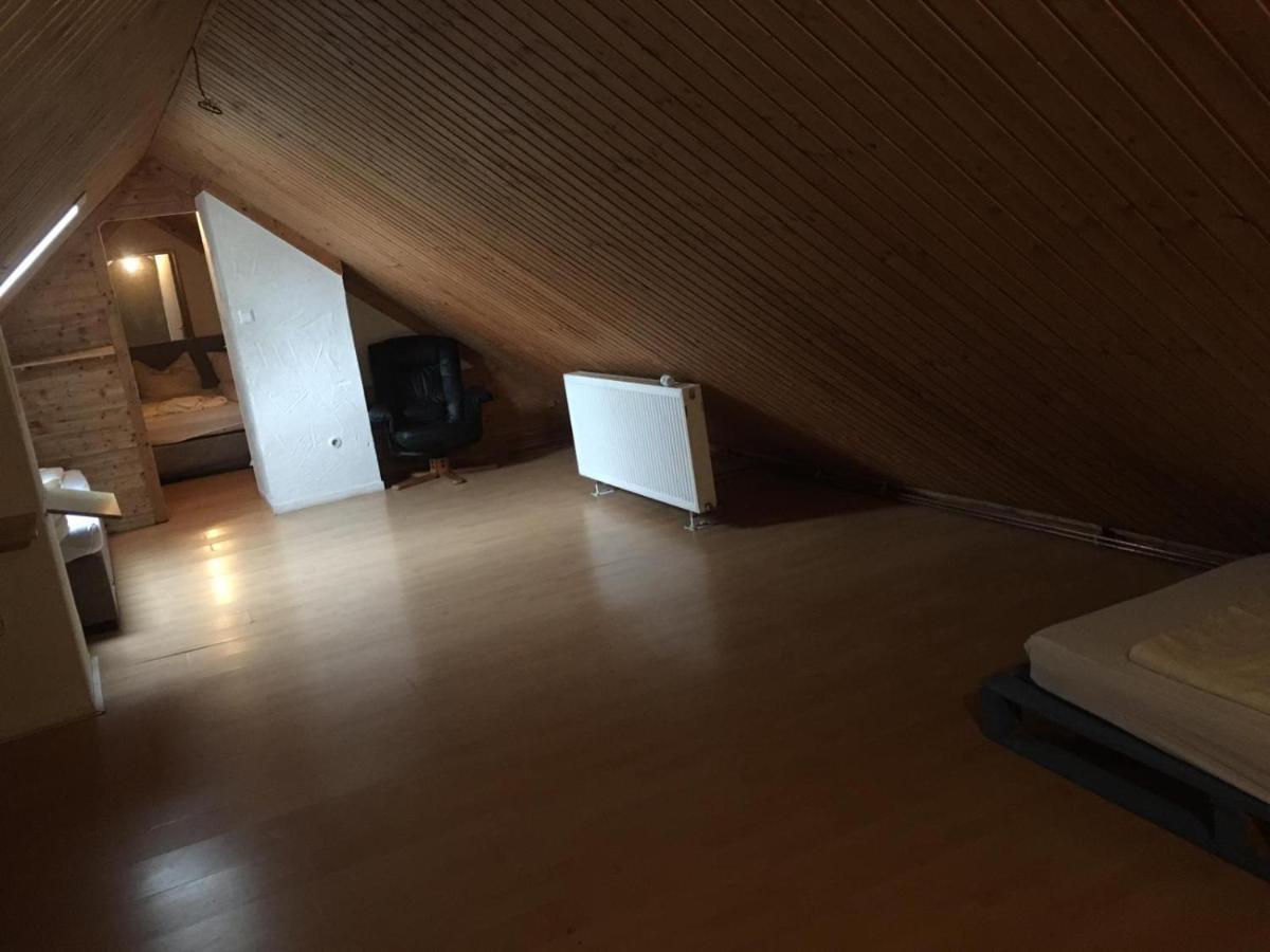 Zimmer Im Dachgeschoss ไคเซอร์สเลาเทิร์น ภายนอก รูปภาพ